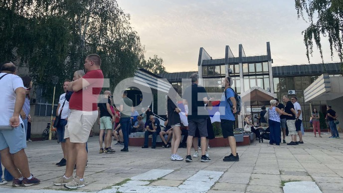 Skup ispred Rektorata 